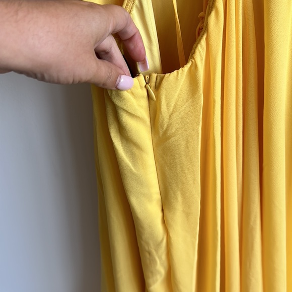 Beautiful gown for those spring/ summer- fall weddings! Lulus - size M - Picture 6 of 7